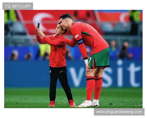 赛前暖光：C 罗与球童的双向温柔